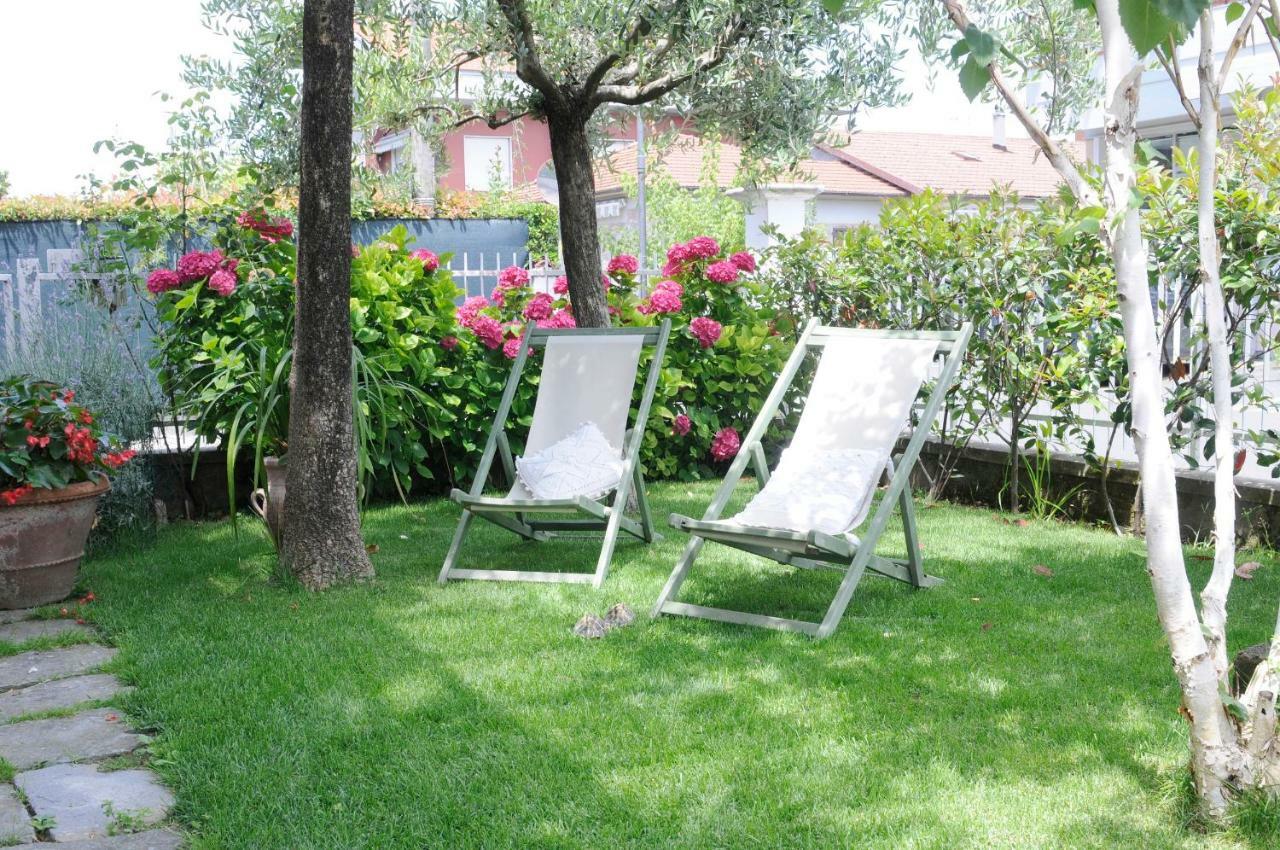 Tre Civette Sul Como Bed and Breakfast Marina di Massa Exteriör bild